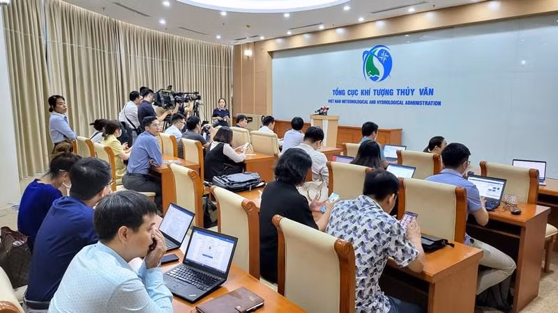 Quang cảnh họp báo thông tin về diễn tiến bão số 4 chiều 26/9.