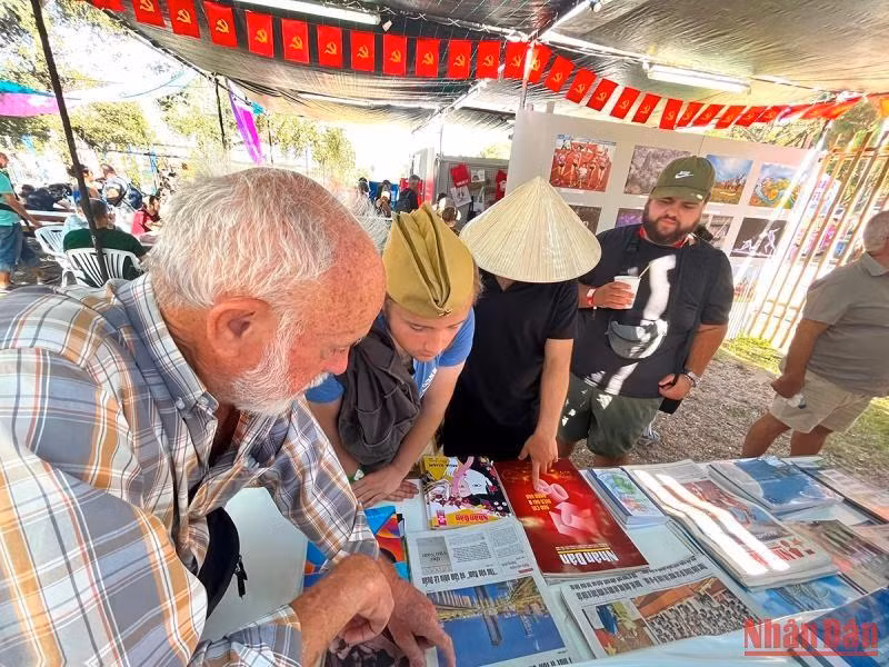 Ông Antonia từng tham gia các hoạt động ủng hộ Việt Nam từ những năm 1960. Ông rất quan tâm đến Việt Nam, biết rõ Báo Nhân Dân là tiếng nói của Đảng, Nhà nước và nhân dân Việt Nam và thấy các ấn phẩm của Báo Nhân Dân rất hấp dẫn về trình bày.