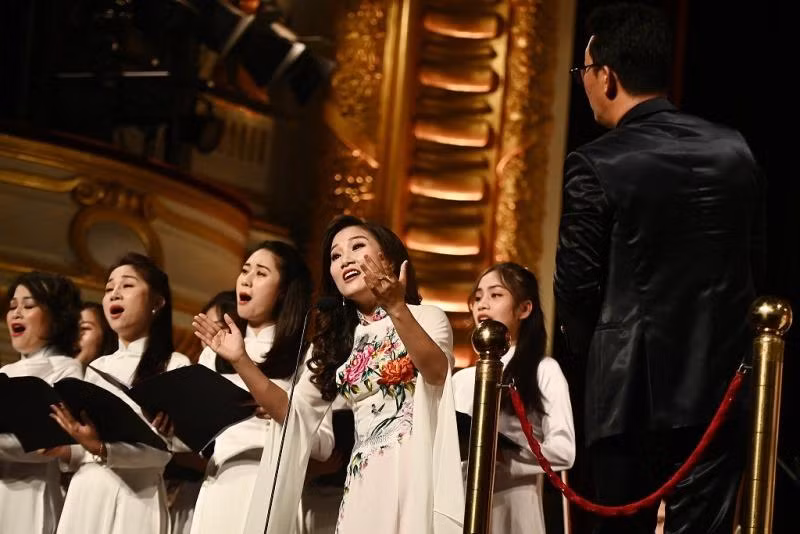 Hai ca khúc tri ân các “chiến sĩ áo trắng” được thể hiện bởi ca sĩ Trần Trang, Trang Bùi và Hợp xướng nữ Nhà hát Nhạc vũ kịch. (Ảnh: Ban tổ chức)