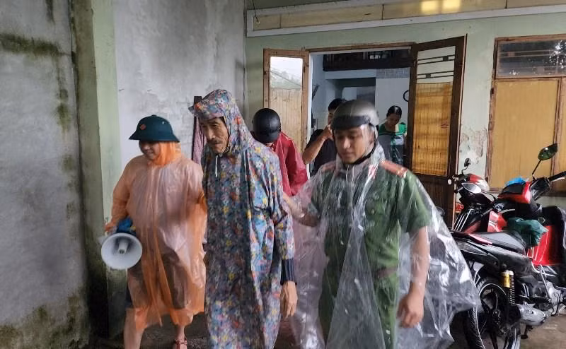 Các lực lượng chức năng giúp nhân dân Đà Nẵng sơ tán đến vùng trú tránh an toàn. (Ảnh: Đức Lâm)
