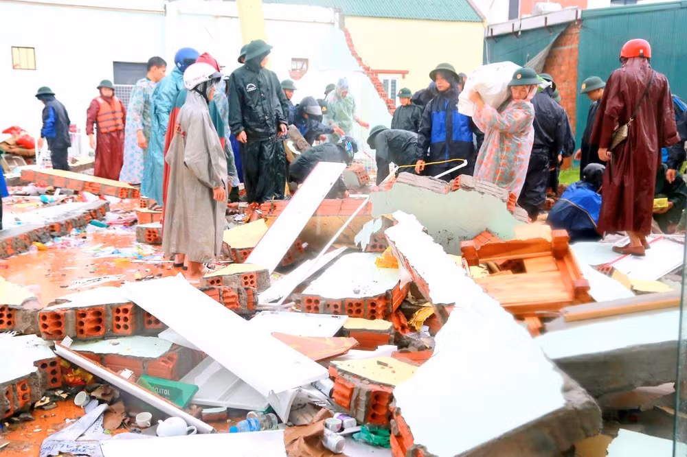 Nhà dân ở Quảng trị bị sập do bão số 4. (Ảnh: QUANG HUY)