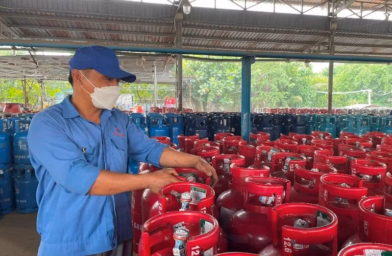 Giá gas trong nước giảm giá liên tục giúp người dân, doanh nghiệp tiết kiệm chi phí.