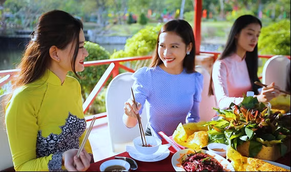 Dạo “thiên đường” Buffet các món ngon ở cáp treo Núi Cấm ảnh 1