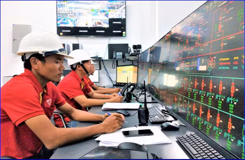 Những cán bộ kỹ sư đo cường độ năng lượng mặt trời với sơ đồ nối điện trên màn hình HMI.