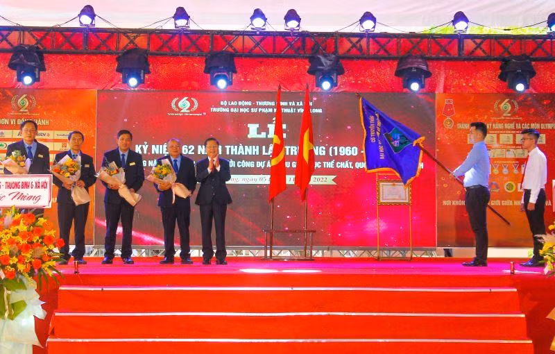 Trường đại học Sư phạm kỹ thuật Vĩnh Long đón nhận Huân chương Lao động hạng Nhì. (Ảnh: BÁ DŨNG)