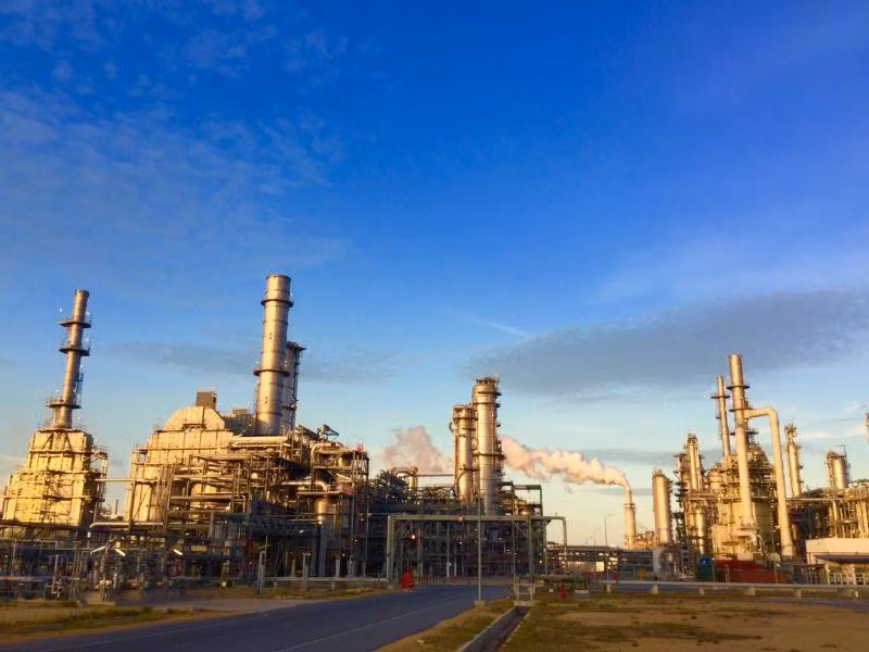 Nhà máy lọc dầu Nghi Sơn (Tĩnh Gia, Thanh Hóa).