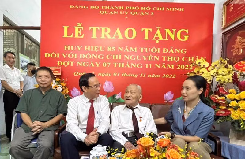 Đồng chí Nguyễn Văn Nên, Ủy viên Bộ Chính trị, Bí thư Thành ủy Thành phố Hồ Chí Minh hỏi thăm sức khỏe đồng chí Nguyễn Thọ Chân.