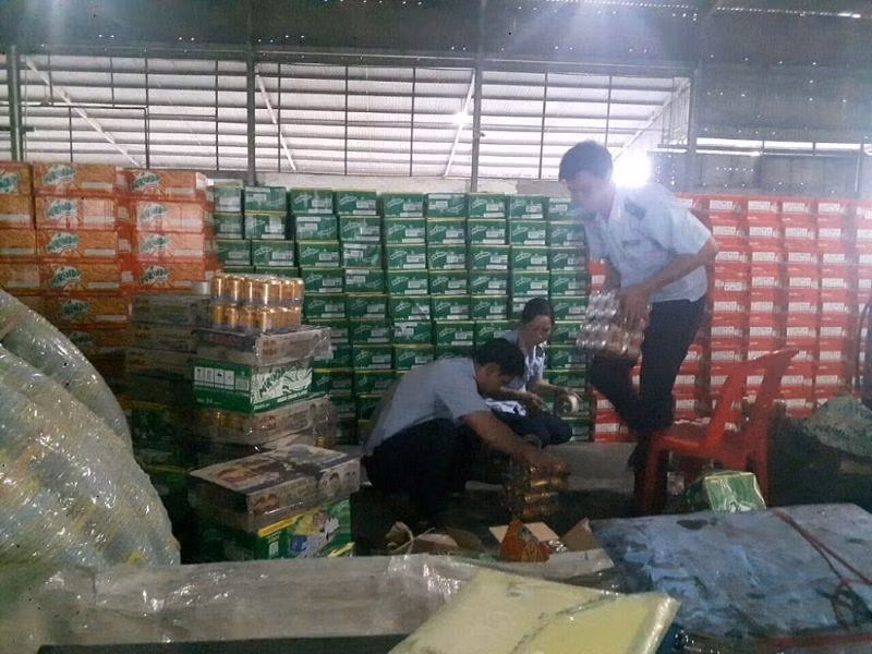  Công chức Hải quan An Giang kiểm đếm nước ngọt nhập khẩu vi phạm (Ảnh: haiquanonline. com.vn)