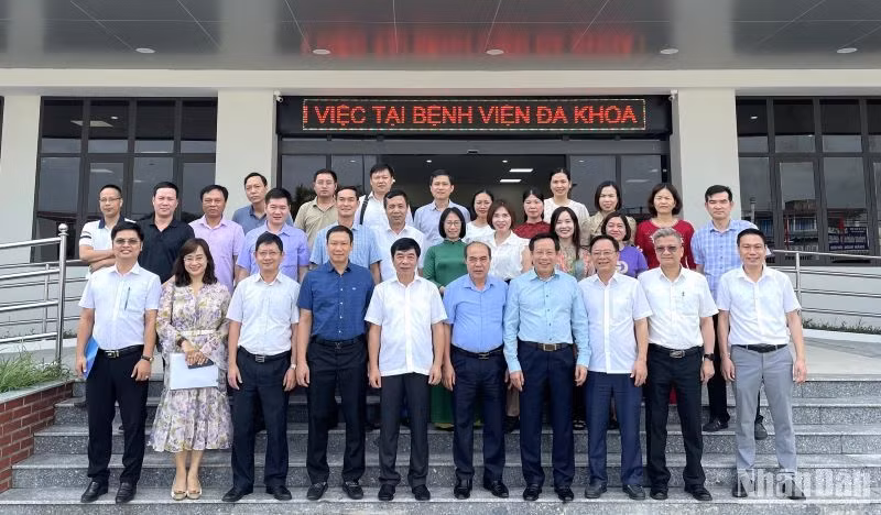 Đoàn công tác Bộ Y tế chụp ảnh lưu niệm với cán bộ ngành y tế tỉnh Thái Bình và tập thể y, bác sĩ Bệnh viện đa khoa huyện Tiền Hải.