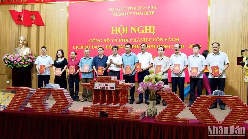 Trao tặng cuốn sách cho các đồng chí nguyên lãnh đạo thành phố Thái Bình qua các thời kỳ.