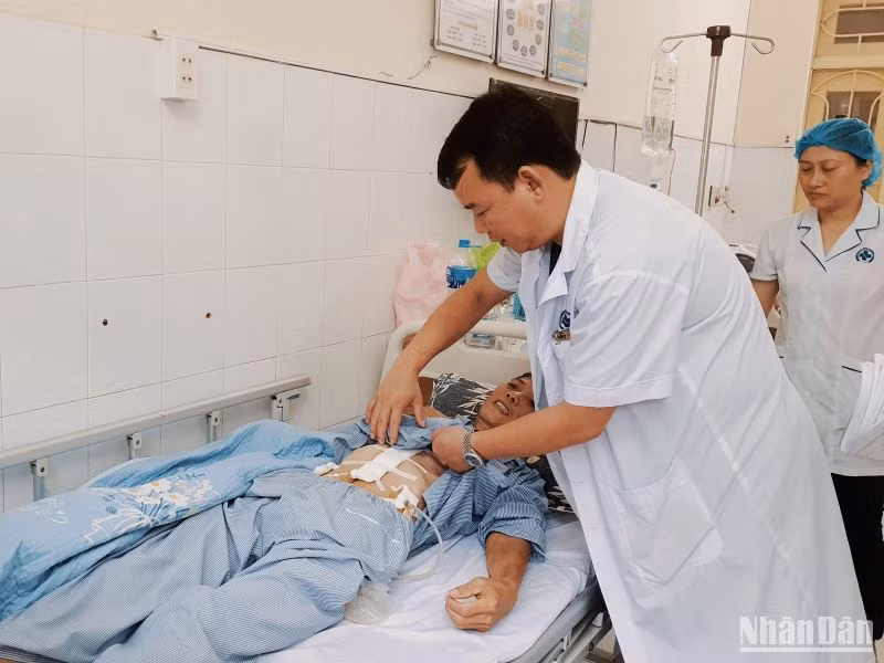 Bác sĩ kiểm tra vết thương sau phẫu thuật.