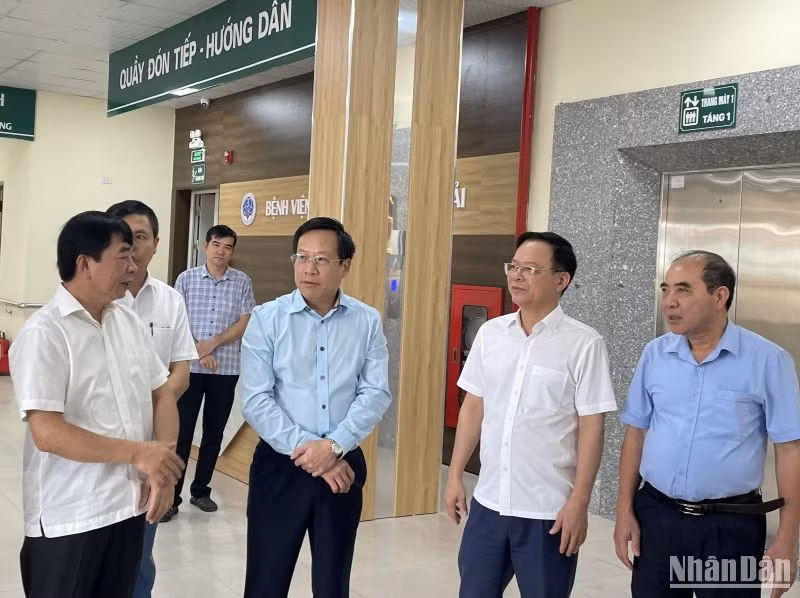 Thứ trưởng Y tế Lê Đức Luận (thứ 3 từ phải qua) đánh giá cao bước phát triển toàn diện của Bệnh viện đa khoa huyện Tiền Hải trong thời gian gần đây.