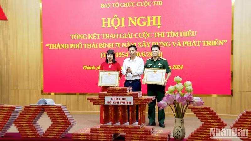 Lãnh đạo Ủy ban nhân dân thành phố Thái Bình trao giải Nhì cuộc thi cho 2 cá nhân là cán bộ Ban Chỉ huy quân sự thành phố và Đảng bộ phường Đề Thám.