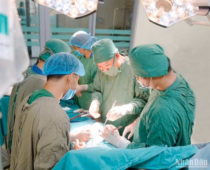 Hơn 4 tiếng giành sự sống cho bệnh nhân ung thư tái phát xâm lấn sang 5 tạng quanh ổ bụng.