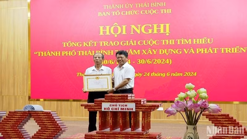 Lãnh đạo Thành ủy Thái Bình trao giải Nhất cuộc thi cho tác giả Nguyễn Chính Quy, xã Tân Bình (thành phố Thái Bình).