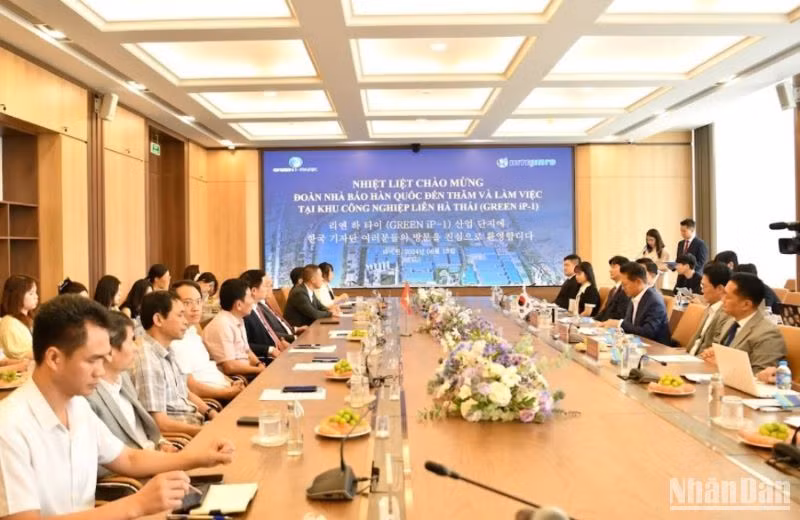 Quang cảnh buổi làm việc giữa đoàn thông tấn, báo chí Hàn Quốc với tỉnh Thái Bình.