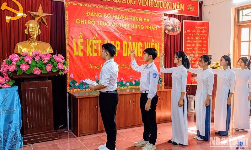 6 đoàn viên thanh niên ưu tú của trường Trung học phổ thông Hưng Nhân (huyện Hưng Hà, tỉnh Thái Bình) được kết nạp Đảng ngày 3/6/2024.