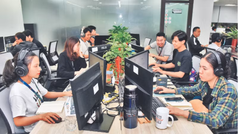 Kỹ sư Công ty TNHH Phần mềm FPT tại huyện Thạch Thất, Hà Nội nghiên cứu phát triển các sản phẩm công nghệ số. Ảnh: TRẦN HẢI