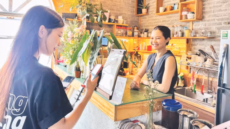 Người trẻ ở Ninh Thuận quen với việc thanh toán không dùng tiền mặt.