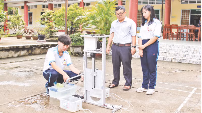 Sản phẩm “Hệ thống cống thông minh dùng trong nông nghiệp” của nhóm tác giả Huỳnh Minh Trọng và Trần Ngọc Trâm, Trường trung học phổ thông Trà Ôn, đạt giải nhất.