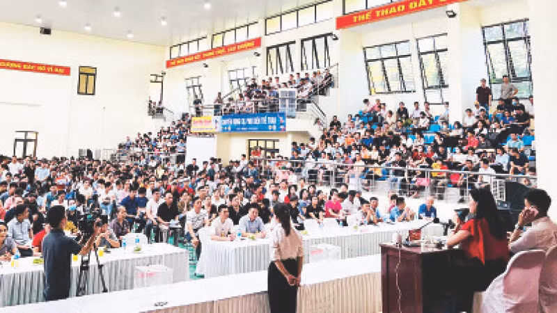 Đấu giá đất tại huyện Thanh Oai (Hà Nội) vào tháng 8/2024 lập “kỷ lục” về giá, số lượng người tham gia và cả số trường hợp bỏ cọc. (Ảnh Mạnh Khánh)