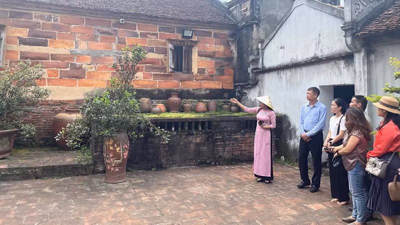 Du khách vãn cảnh chùa Bổ Đà (huyện Việt Yên, tỉnh Bắc Giang).