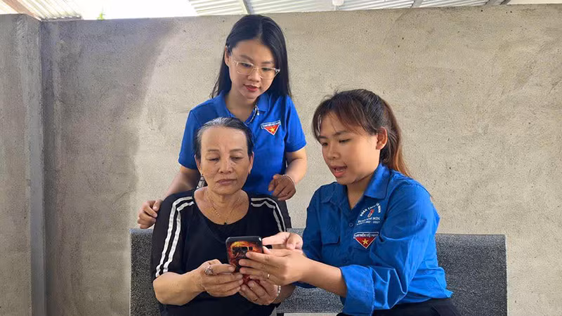 Đoàn viên, thanh niên Huyện đoàn Ninh Sơn hỗ trợ người dân khu phố 3, thị trấn Tân Sơn cài đặt VNeID, hướng dẫn cách nộp hồ sơ trực tuyến.