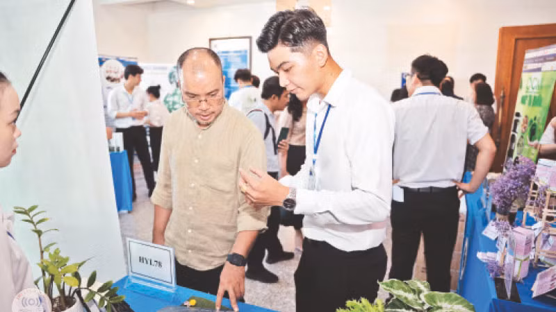 Trưởng dự án “Sản xuất gạch từ rác thải nhựa” giới thiệu sản phẩm với Ban giám khảo cuộc thi.