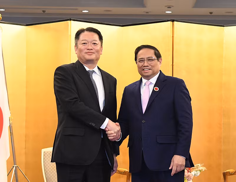 Thủ tướng Phạm Minh Chính và Thống đốc tỉnh Yamanashi Kotaro Nagasaki.