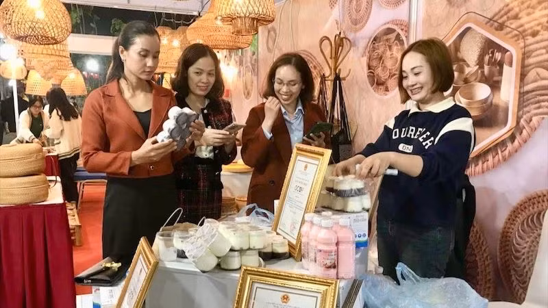 Các sản phẩm OCOP tiếp cận người tiêu dùng thông qua triển lãm.