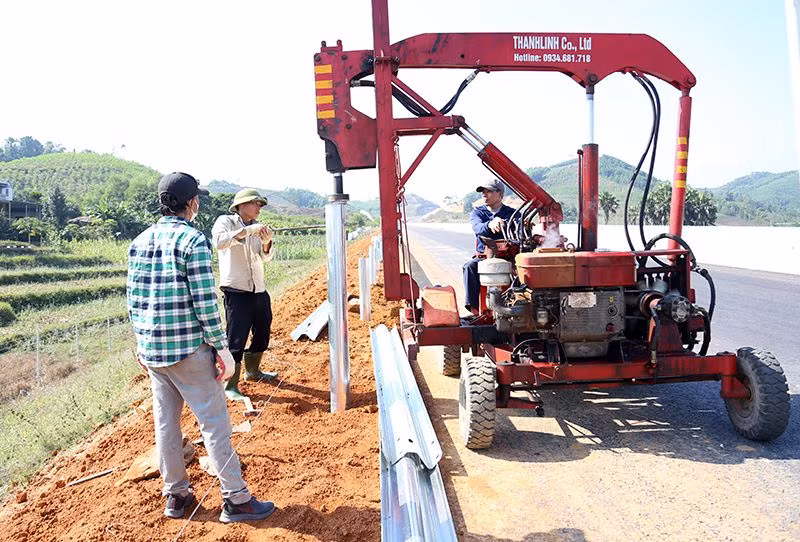 Nhà thầu đang hoàn thiện thi công hệ thống hộ lan.