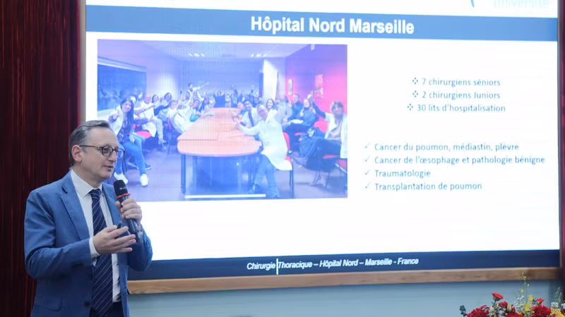 Giáo sư Xavier Benoit D'Journo trao đổi tại hội thảo khoa học.