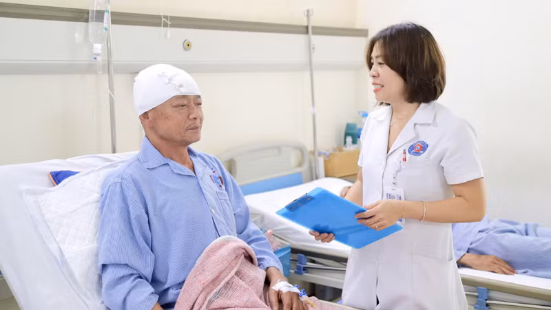 Cán bộ điều dưỡng thăm hỏi, chăm sóc người bệnh đang điều trị tại Bệnh viện K (Bộ Y tế).