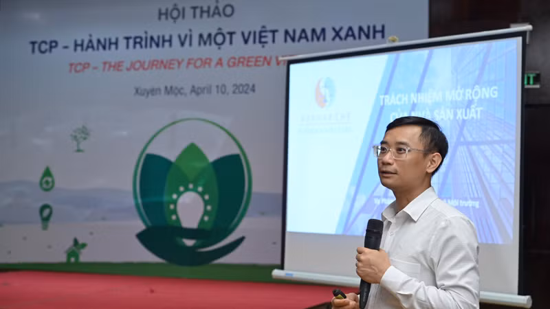 Diễn giả chia sẻ thông tin tại Hội thảo "TCP- Hành trình vì một Việt Nam xanh".