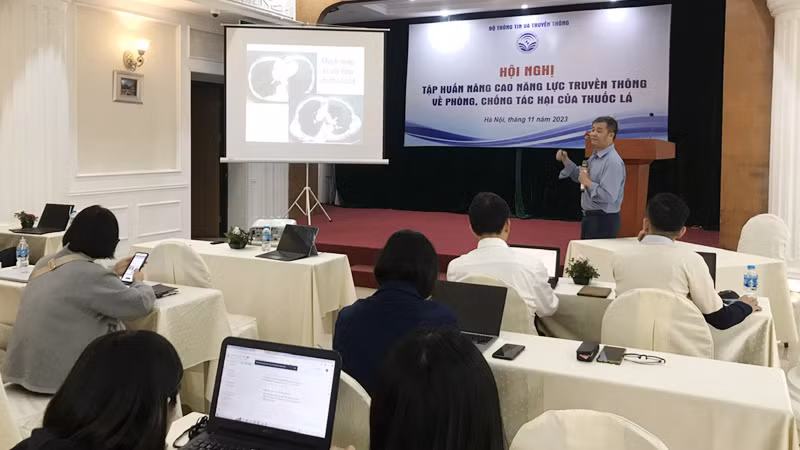 Diễn giả trao đổi, cung cấp thông tin về tác hại của thuốc lá tại hội thảo.