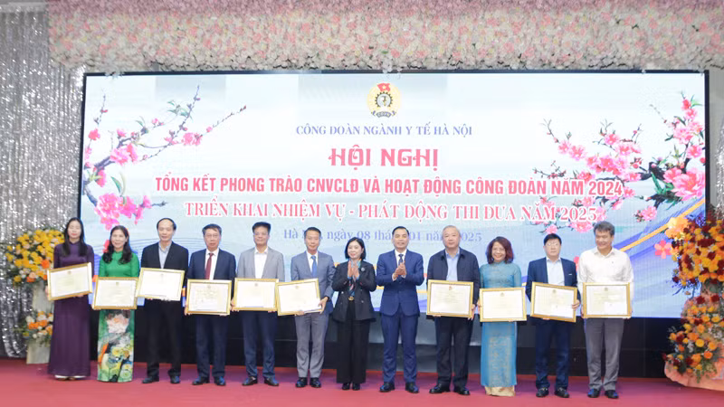 Lãnh đạo Công đoàn ngành y tế Hà Nội trao thưởng cho các tập thể và các tổ Công đoàn trong ngành.