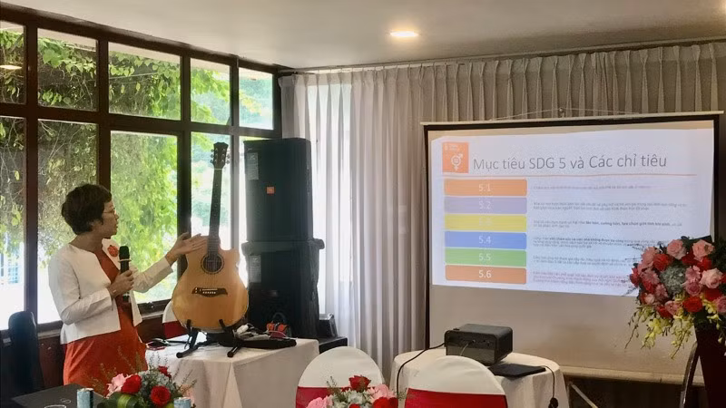 Bà Lê Thị Lan Phương đại diện UN Women tại Việt Nam trao đổi thông tin về giới tại hội thảo