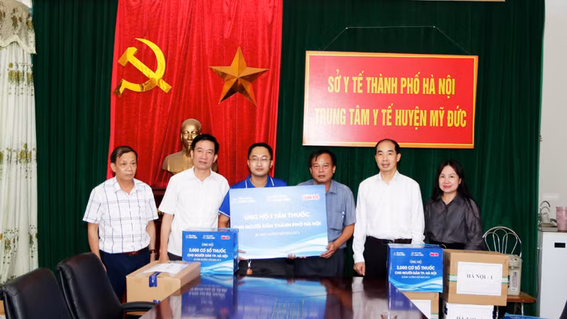 Lãnh đạo Sở Y tế Hà Nội tặng thuốc, vật tư y tế cho Trung tâm huyện Mỹ Đức (TP Hà Nội).