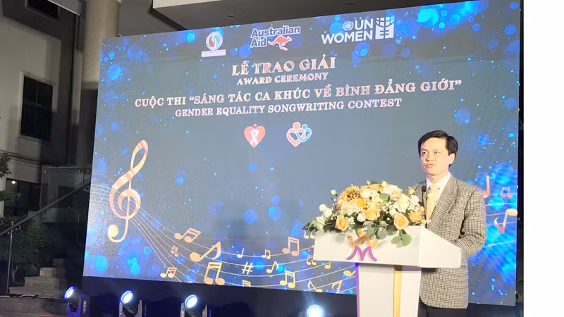 Vụ trưởng Bình đẳng giới (Bộ Lao động-Thương binh và Xã hội) Lê Khánh Lương phát biểu tại lễ trao giải.