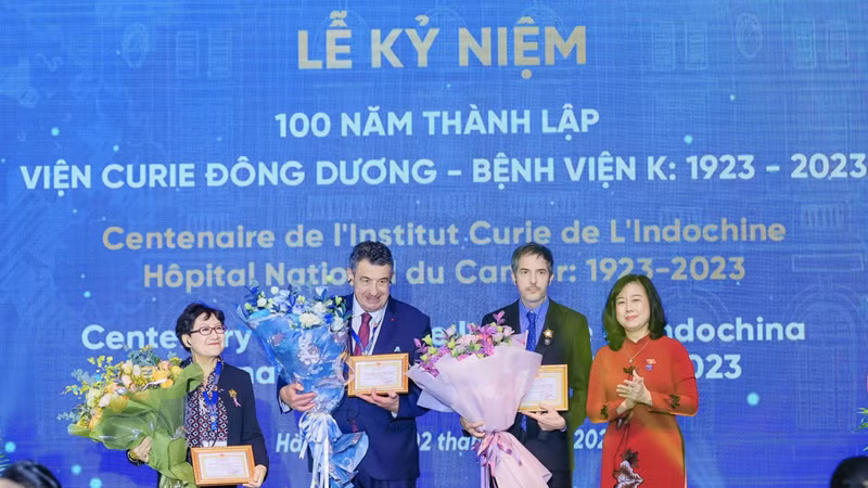 Bộ trưởng Y tế Đào Hồng Lan trao tặng Kỷ niệm chương vì Sức khỏe nhân dân cho các chuyên gia nước ngoài.
