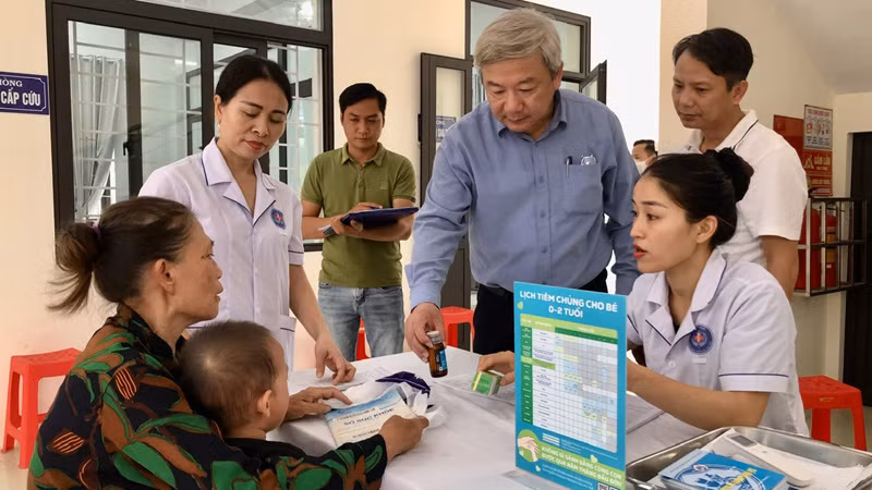 Lãnh đạo Trung tâm Y tế Ứng Hòa kiểm tra, giám sát công tác tiêm chủng tại các đơn vị y tế