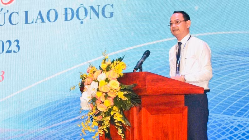 Chủ tịch Công đoàn ngành y tế Hà Nội, Thạc sĩ Trịnh Tố Tâm, phát biểu tại Lễ khai mạc Liên hoan Văn nghệ.