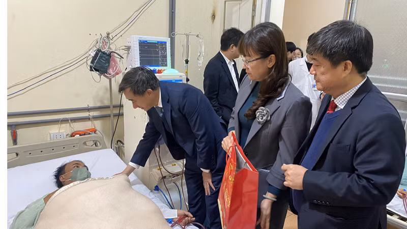 Lãnh đạo Bộ Y tế, Ủy ban nhân dân tỉnh Lào Cai thăm và tặng quà bệnh nhân đang điều trị tại Bệnh viện đa khoa huyện Bắc Hà.