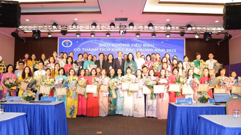 Các đại biểu chụp ảnh lưu niệm với lãnh đạo Sở Y tế Hà Nội