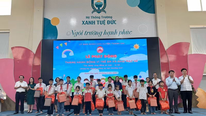 Trao quà cho các học sinh có hoàn cảnh khó khăn trên địa bàn huyện Thanh Oai (thành phố Hà Nội) tại Lễ phát động.