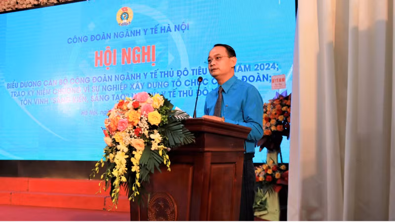 Chủ tịch Công đoàn ngành y tế Hà Nội Trịnh Tố Tâm phát biểu tại hội nghị.