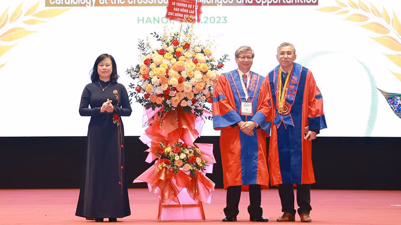Bộ trưởng Y tế Đào Hồng Lan trao tặng lẵng hoa chúc mừng Đại hội Khoa học Tim mạch Đông Nam Á lần thứ 27.