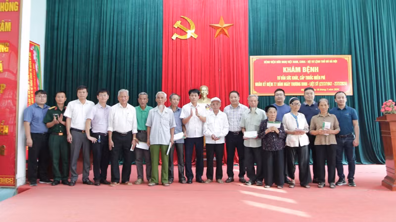 Lãnh đạo Bệnh viện Hữu nghị Việt Nam-Cu Ba, Ban Ban Chỉ huy quân sự huyện Mỹ Đức, lãnh đạo xã Xuy Xá tặng quà cho các đối tượng chính sách trên địa bàn.