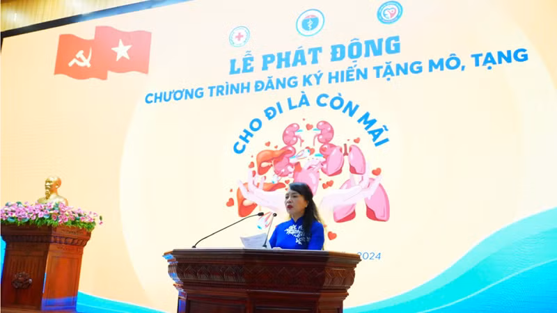 Chủ tịch Hội Vận động hiến mô, bộ phận cơ thể người Việt Nam, Phó Giáo sư, Tiến sĩ Nguyễn Thị Kim Tiến phát biểu tại Lễ phát động.