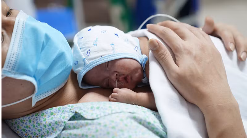 Chăm sóc trẻ sinh non, nhẹ cân tại Bệnh viện Nhi Trung ương.